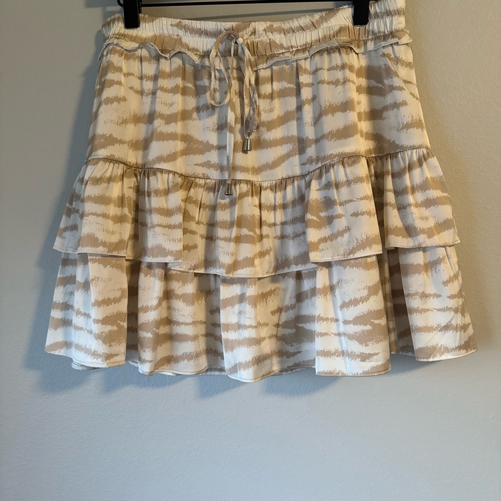 Entro Tiered Ruffled Cream and Tan Patterned Skort - Picture 1 of 6